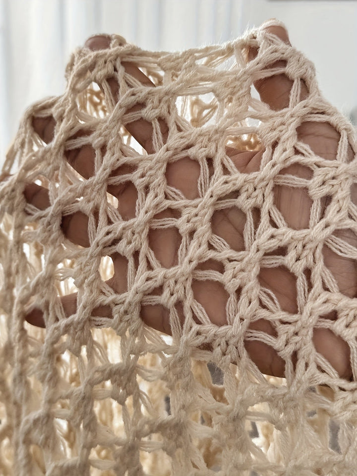 Beige damkofta, ett tidlöst vinterplagg med flödande drapering för en avslappnad look.