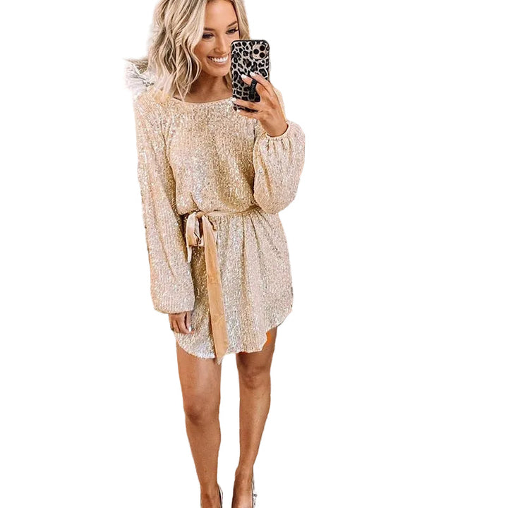 Elegant beige glitter festklänning för kvinnor, perfekt för party, kväll och speciella tillfällen. En glittrande damklänning.