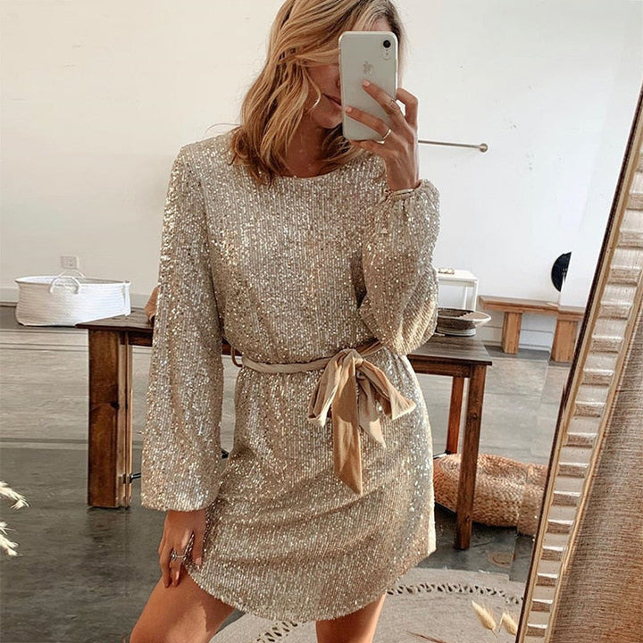 Kvinnors glittrande beige festklänning, en elegant vår- och sommarklänning. Perfekt partyklänning för damer, speciella tillfällen.