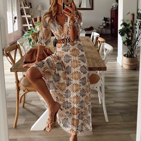 Elegant beige maxiklänning i flödande polyester. Långärmad damklänning perfekt för sommarfest och vardag.