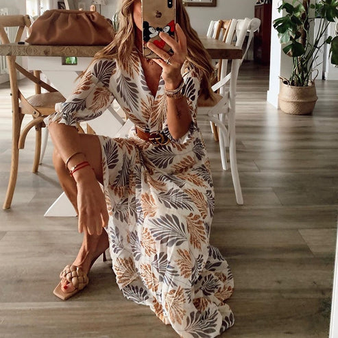 Bekväm långärmad beige maxiklänning i polyester. Stilren damklänning med flödande fall för sommarstil.