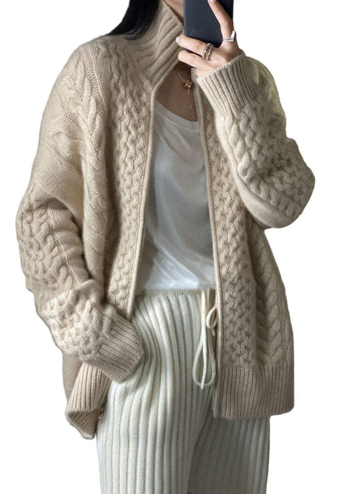 Elegant beige stickad damkappa med dragkedja i ullblandning. Perfekt vinterkappa för en mysig stil.