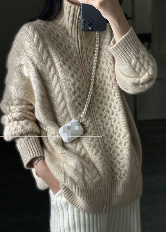 Trendig beige stickad kappa för dam, med dragkedja. Mysig ullblandning, idealisk som avslappnat ytterplagg.