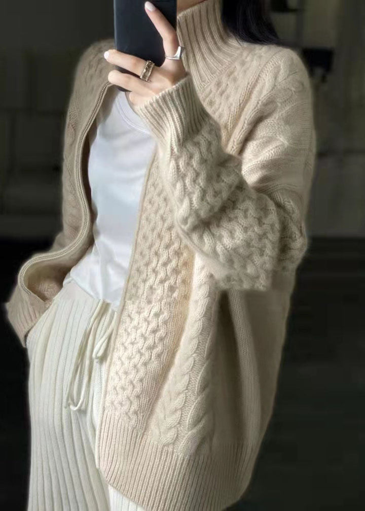 Beige stickad damkappa i ullblandning med dragkedja. En mysig och elegant vinterkappa, perfekt för kalla dagar.