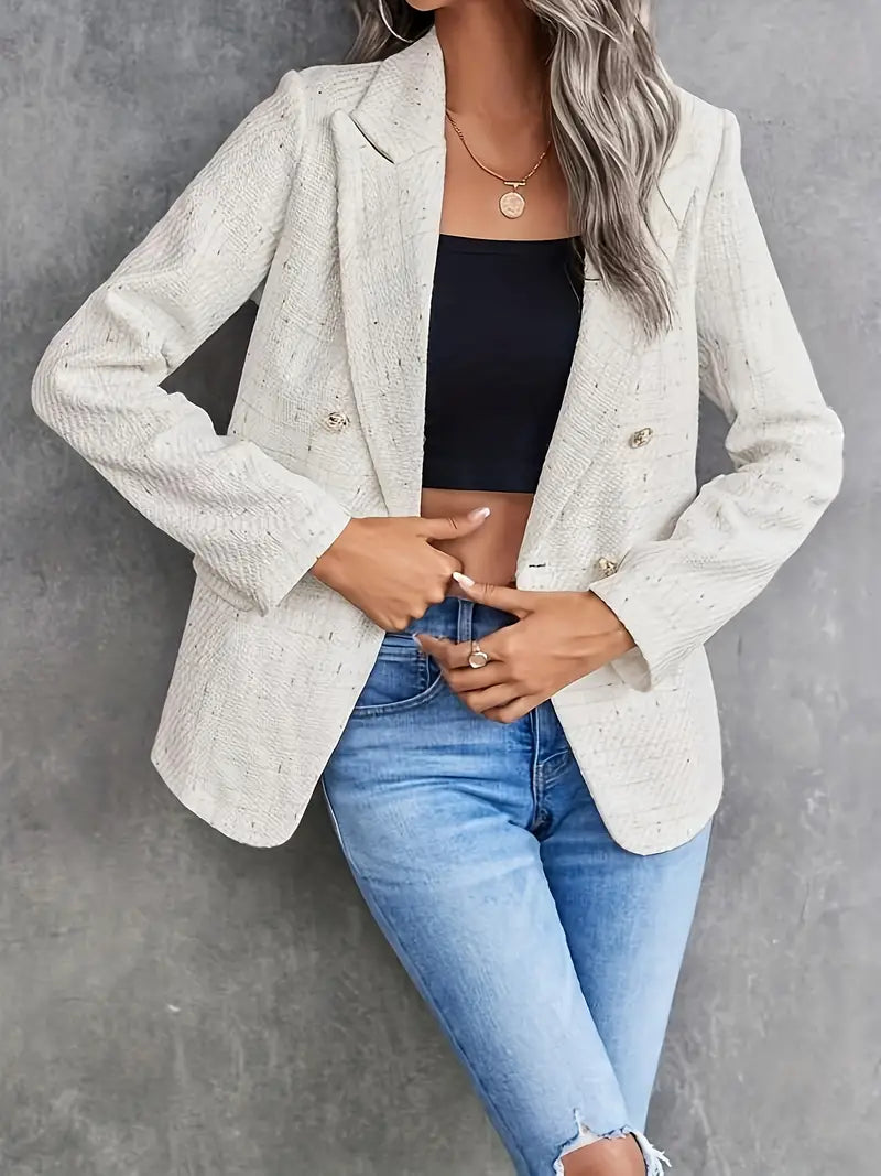 Närbild på textur av lätt beige tweed på en kvinnors skräddarsydda kavaj