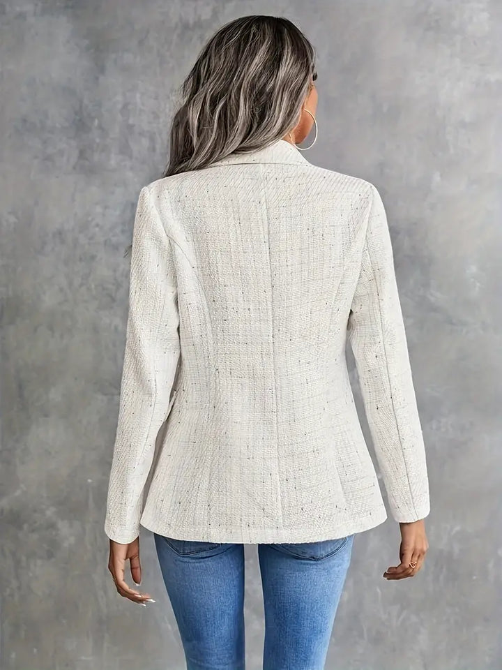 Kvinnlig modell bär en elegant beige tweed blazer, visar sommarmodetrend