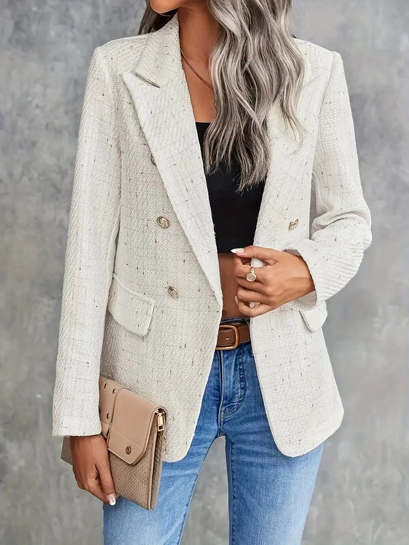 Stilren damjacka i ljus beige tweed, en lätt och modern kavaj för våren
