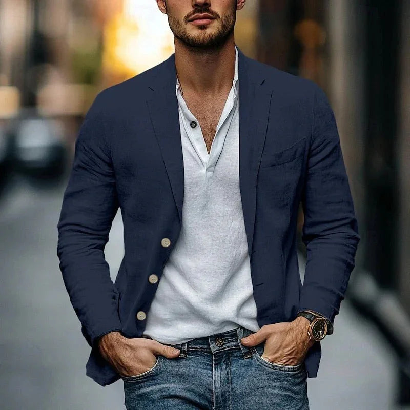 Herrblazer i mörkblått med tidlös Riviera-design. Passar för både formella event och avslappnade sommarfester.