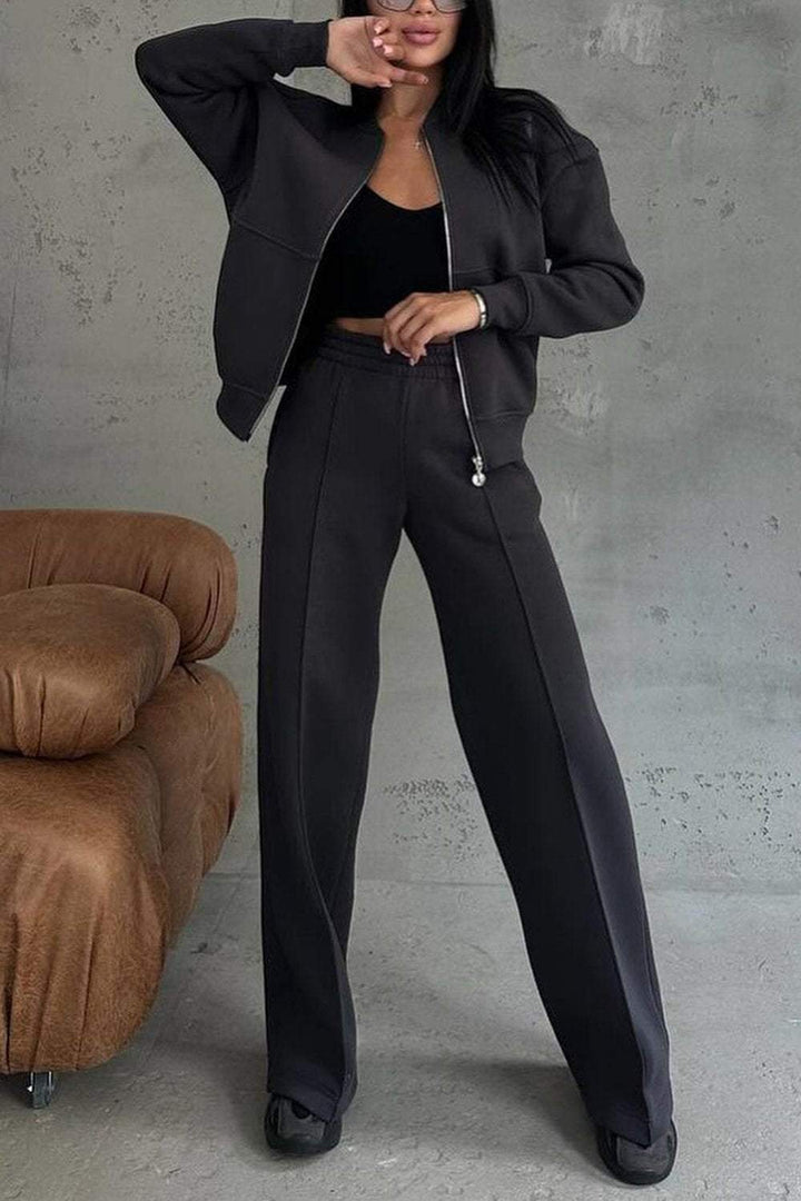 Bekväma byxor från kvinnors tvådelade kostym. Sportig och elegant stil för damer.