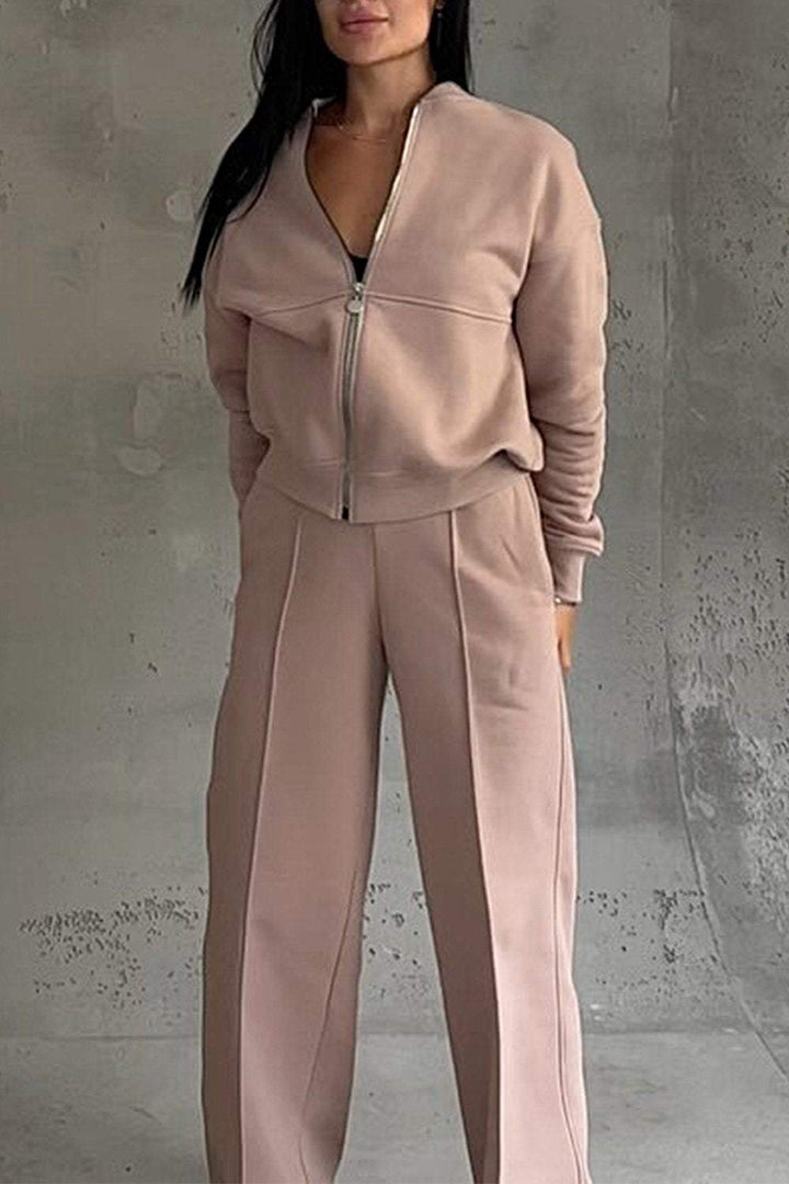 Närbild på tyg av bekväm damkostym. Mjuk tvådelad kostym med sportig elegans.