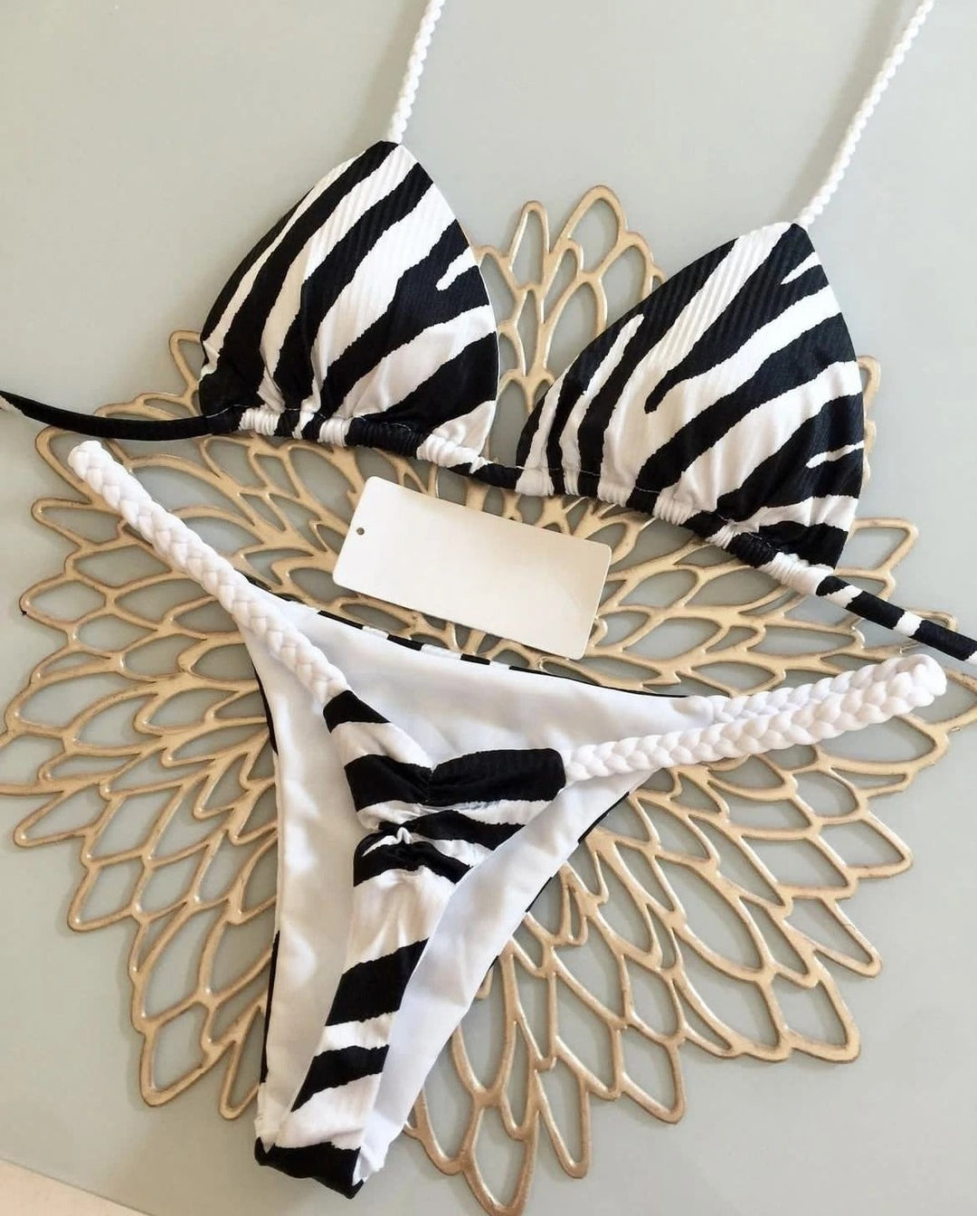 Trendigt bikiniset för dam med hög midja och stringtrosa. Stilfullt badkläder för soliga sommardagar.