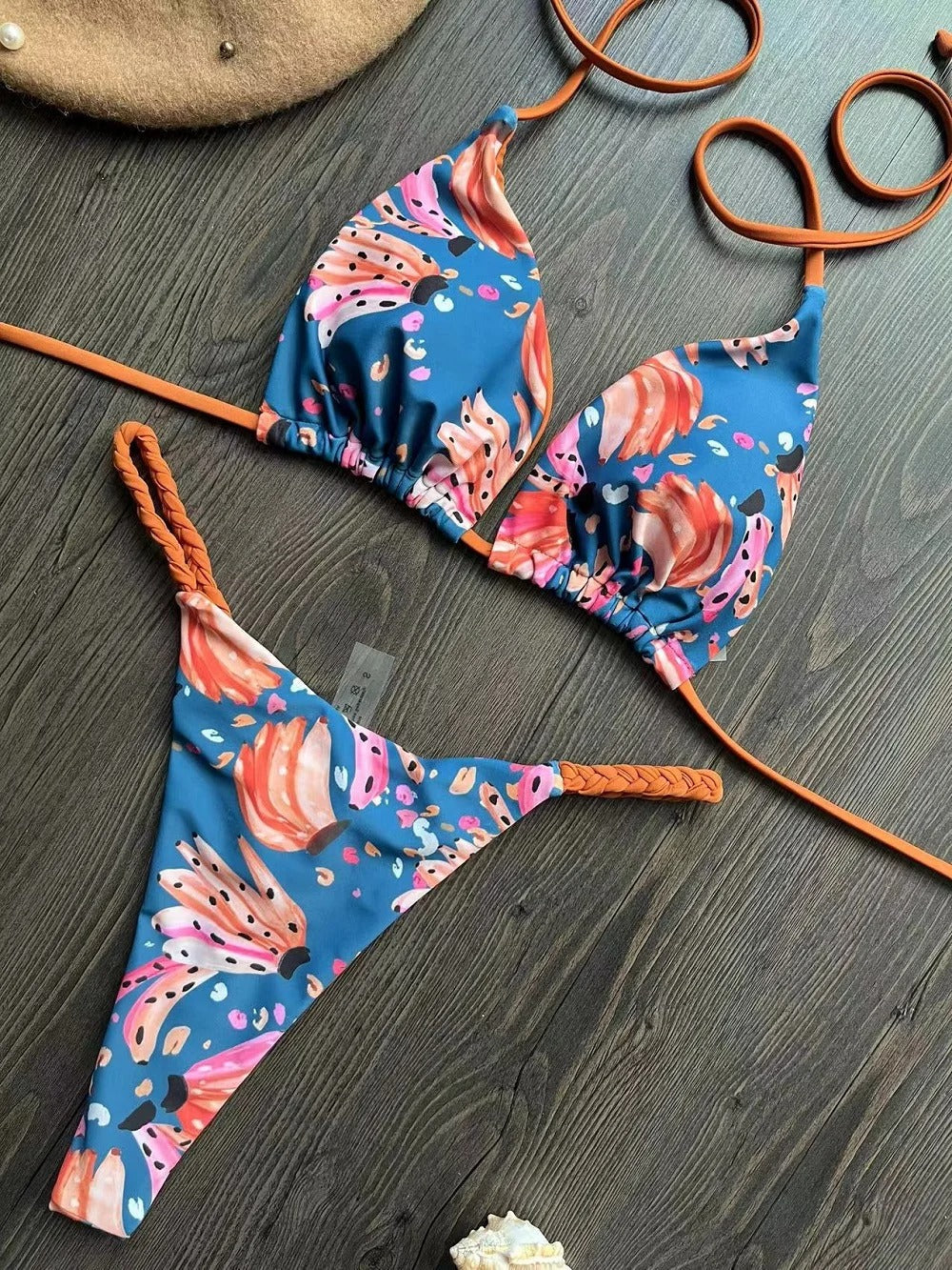 Modernt bikiniset med hög midja & stringtrosa för dam. Elegant strandlook, perfekta badkläder.