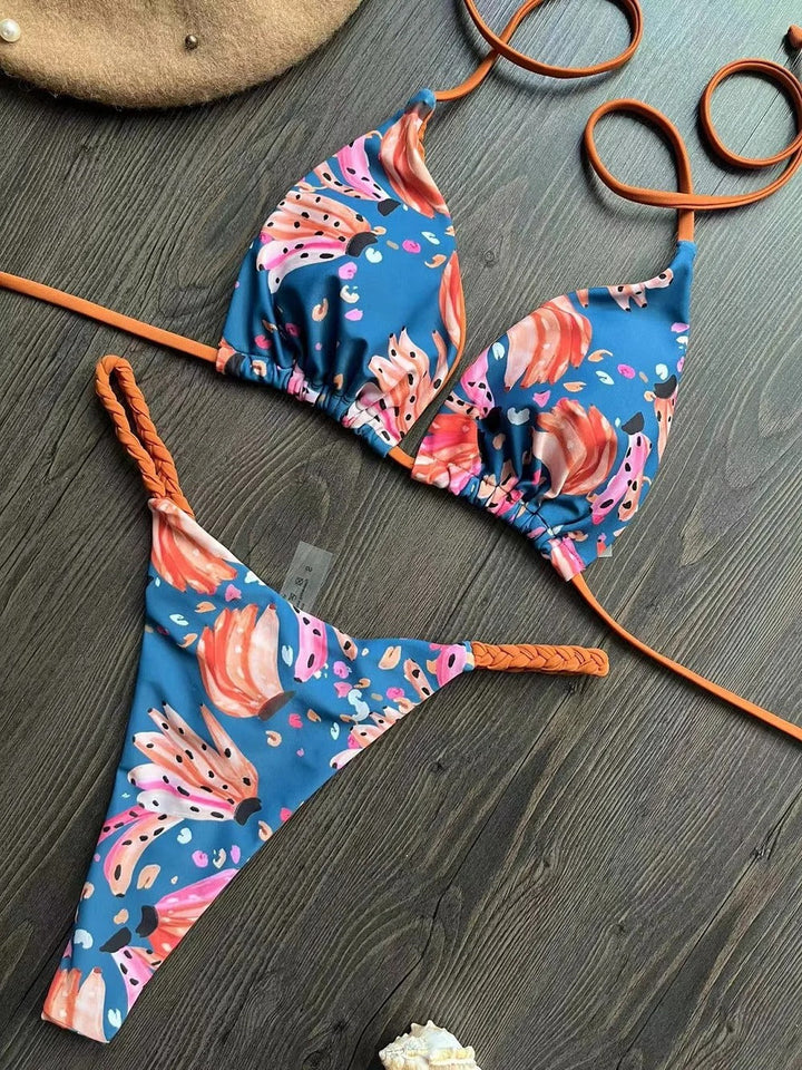 Modernt bikiniset med hög midja & stringtrosa för dam. Elegant strandlook, perfekta badkläder.