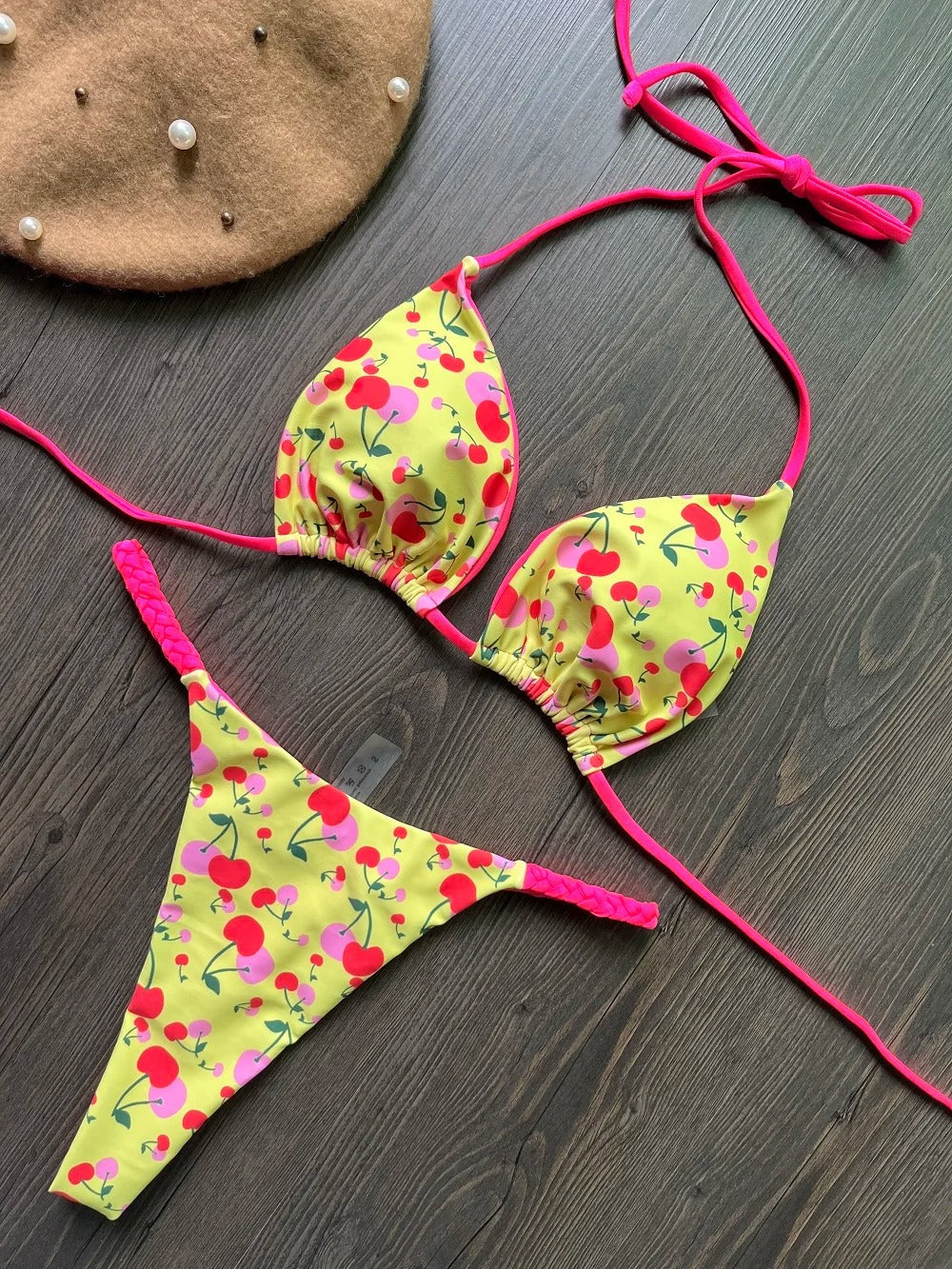 Stilrent bikiniset för dam, hög midja, stringtrosa. Perfekt för strandmode & sommarbad.