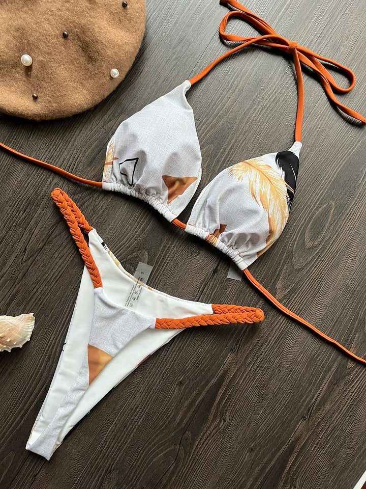 Lyxigt bikiniset med hög midja och stringtrosa. Smickrande simkläder för damer på solig semester.