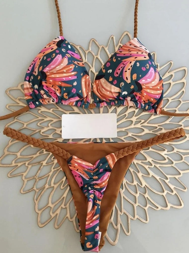 Elegant dam bikiniset med hög midja. Perfekt strandmode & badkläder för en chic sommarlook.