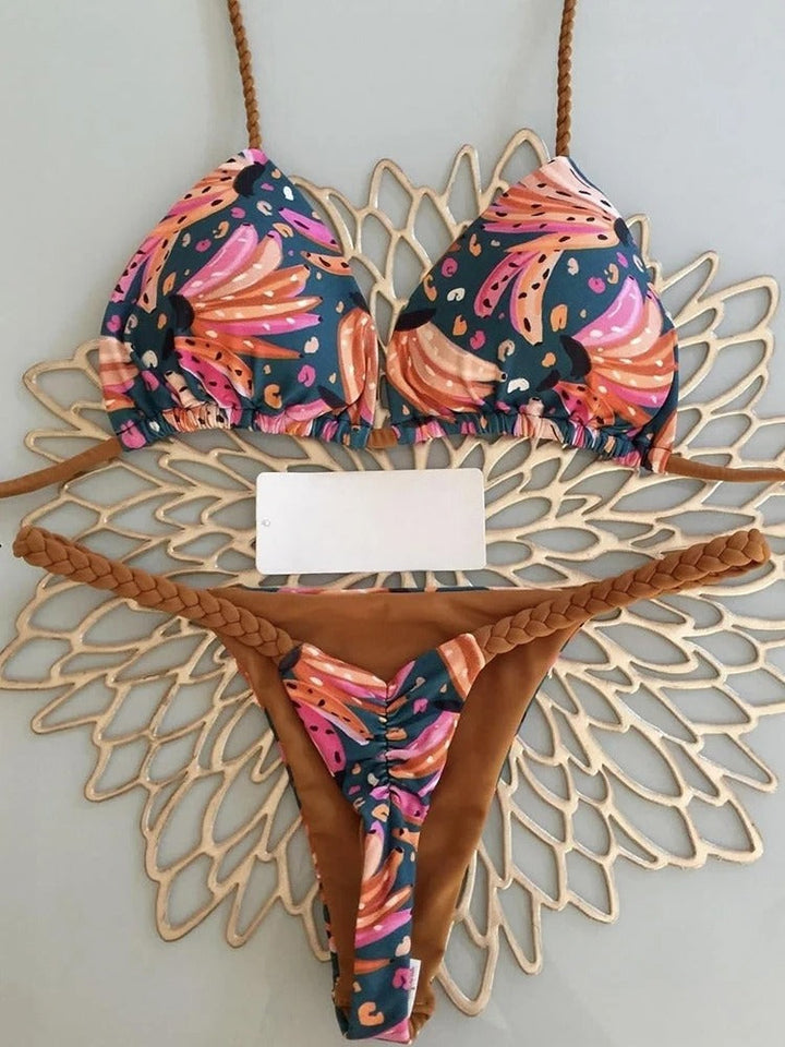 Elegant dam bikiniset med hög midja. Perfekt strandmode & badkläder för en chic sommarlook.