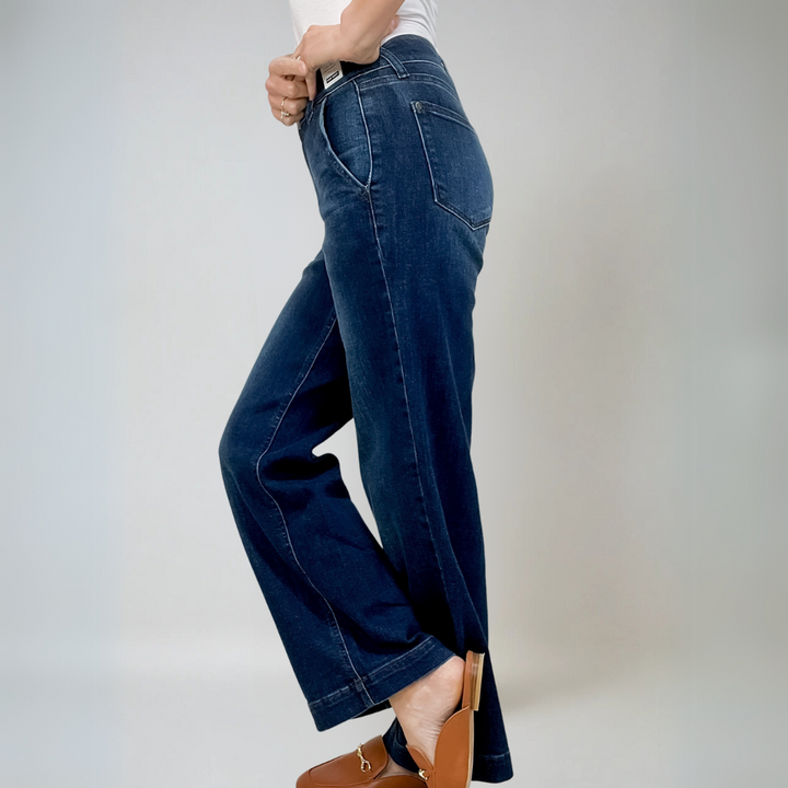 Kvinnors vida högmidjade jeans i klassisk blå denim. Mångsidiga och bekväma stretchjeans.