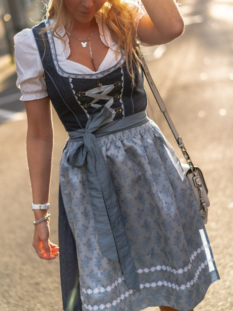 Kvinnors blå Oktoberfest dirndlklänning. Elegant design med schürze, perfekt för fest och traditionella evenemang.