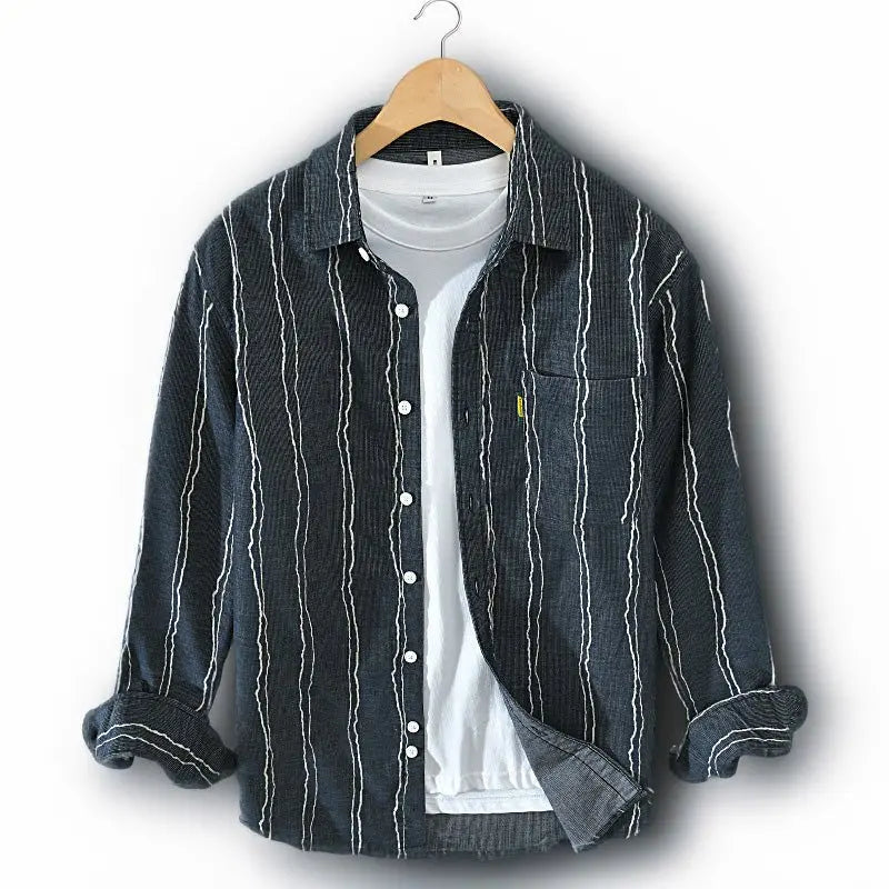 Herrskjorta med fin rand i modern stil, smart casual vardagsmode.