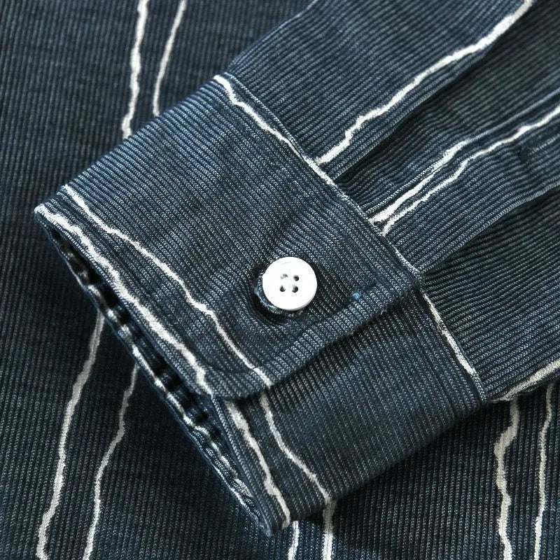 Blå- och brunrandig knappskjorta i bomullsblandning, för en modern look.