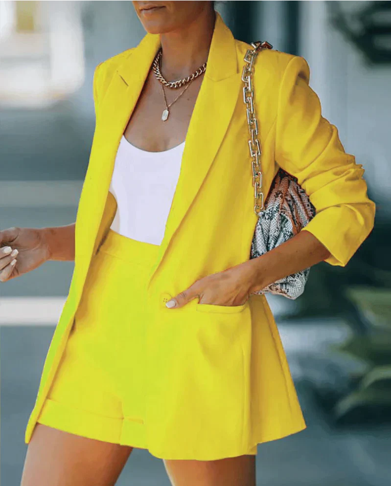 Snygg kvinnors blazer och matchande shorts. Elegant set för dammode, perfekt för sommarmode och fritidskläder.