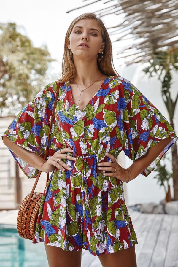Elegant blommönstrad damjumpsuit. Bekväm sommar byxdress, perfekt för fest, semester & vardagsstil.