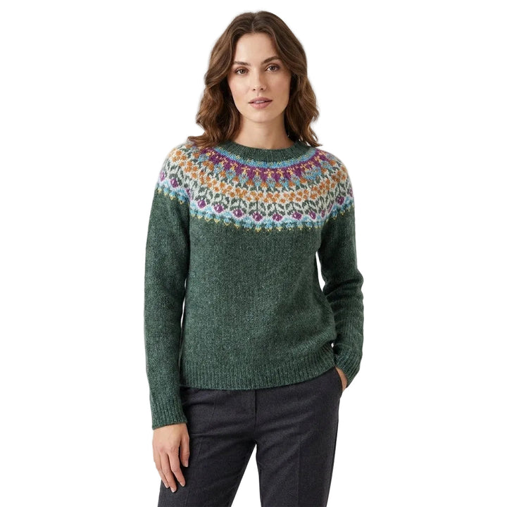 Elegant blommönstrad damtröja med texturerad yta. Perfekt för både vardag och fest. Mångsidigt vår/höstmode.