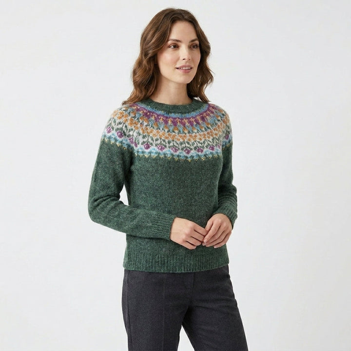 Slim fit kvinnors tröja med detaljerat blommönster. Bekväm och elegant för alla tillfällen. Höst- och vårkläder.