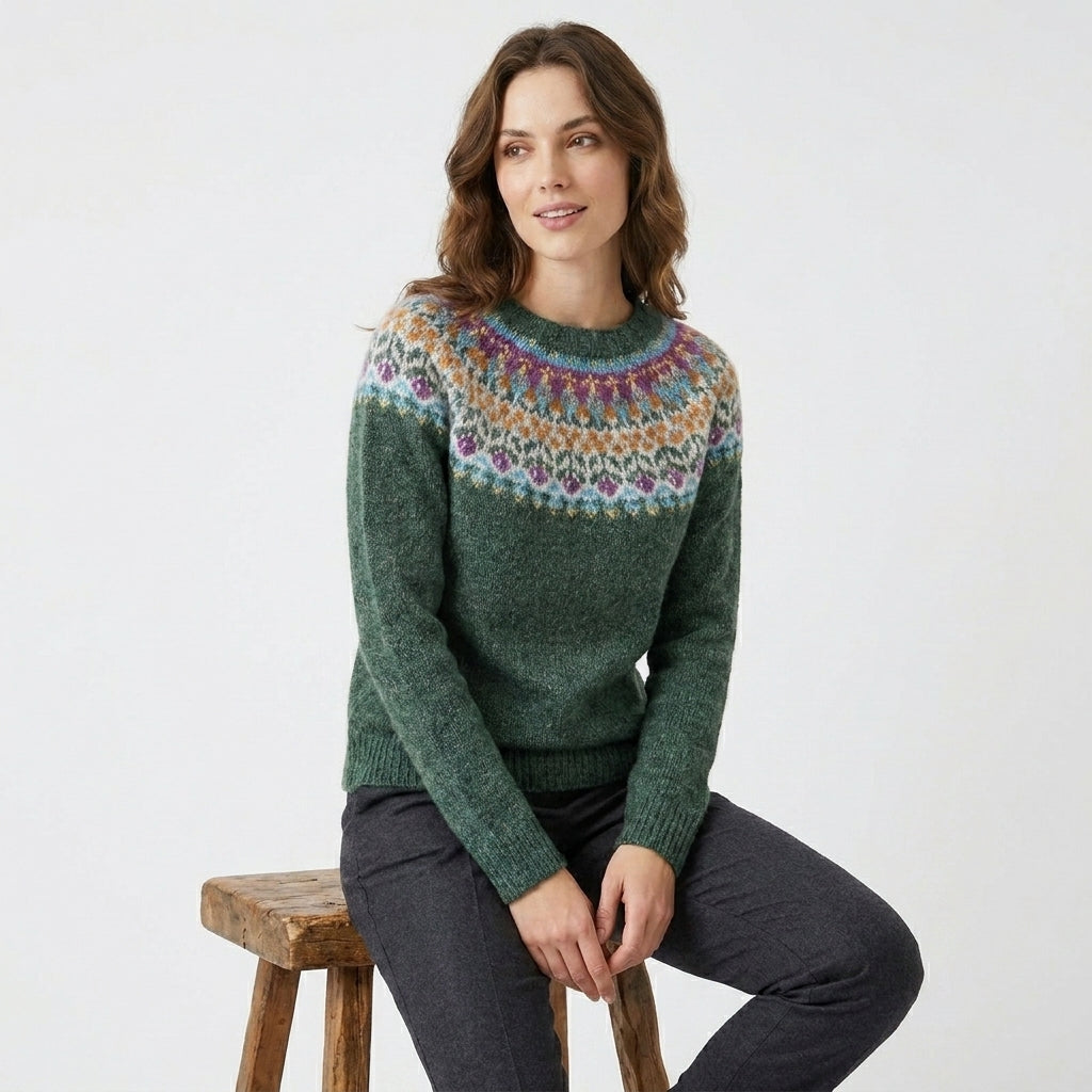 Vacker blommönstrad damtröja, slim fit med textur. Elegant för både vardag och fest. Perfekt för höst- och vårgarderoben.