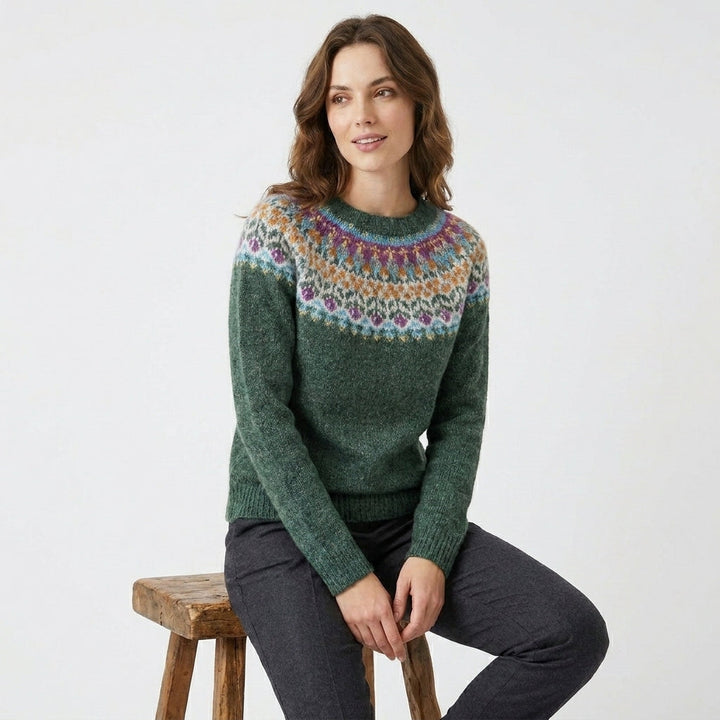 Vacker blommönstrad damtröja, slim fit med textur. Elegant för både vardag och fest. Perfekt för höst- och vårgarderoben.
