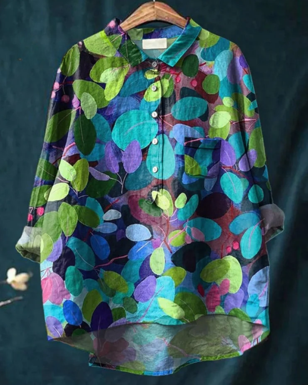 Blommig buttondown-skjorta för kvinnor, en elegant klassiker som är perfekt för att klä upp eller ned