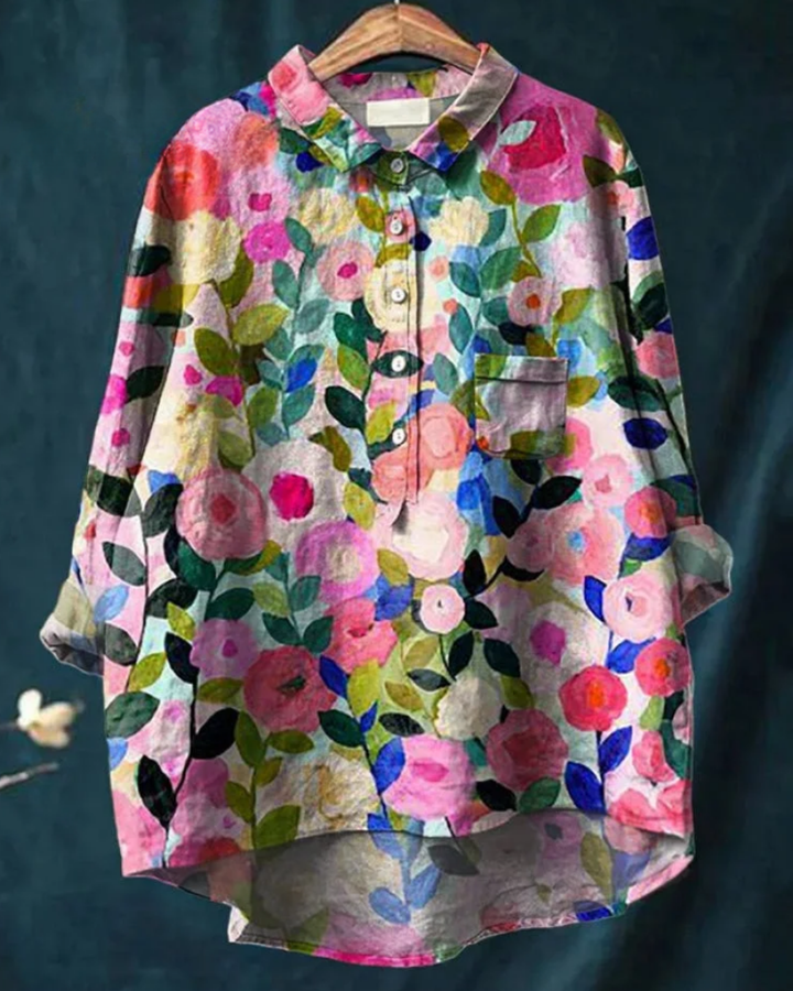 Modell bär kvinnors blommig buttondown-skjorta, visar produkten i en ledig men ändå klassisk miljö