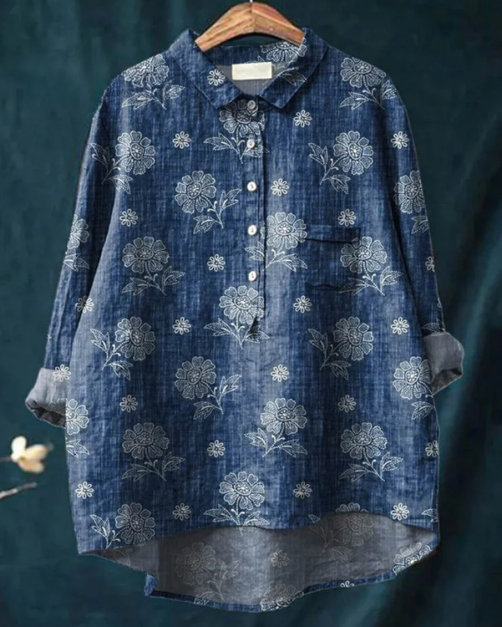 Detaljbild av mönster på kvinnors blommiga buttondown-skjorta, klassisk design för alla tillfällen