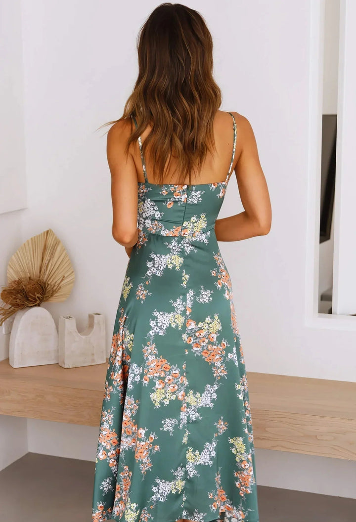Kvinnors eleganta klänning med blommigt mönster. Mjuk polyester för komfort, passar både fest och vardag.
