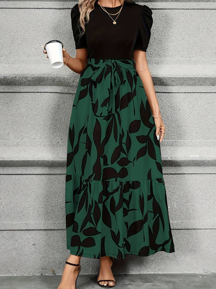 Bekväm vardagsklänning för dam. Blommig klänning med stilren cirkulär halsringning, feminin design.