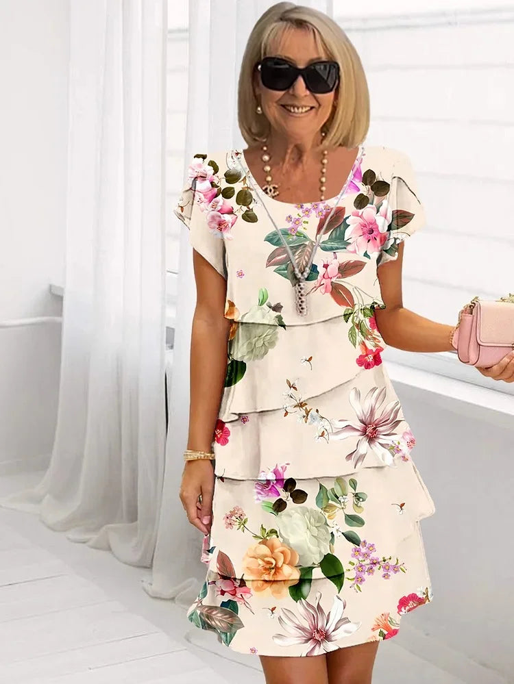 Vardagsklänning med blommig design för kvinnor. Elegant, kortärmad klänning med luftiga lager, perfekt för casual stil.