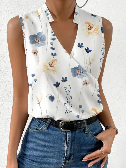 Damtopp med blommigt mönster och luftigt tyg, utmärkt för sommarbruk, stilren look.