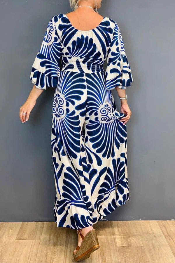 Blå blommig jumpsuit med eleganta volanger för kvinnor. Perfekt sommarbyxdress eller festkläder. Bekväm design.