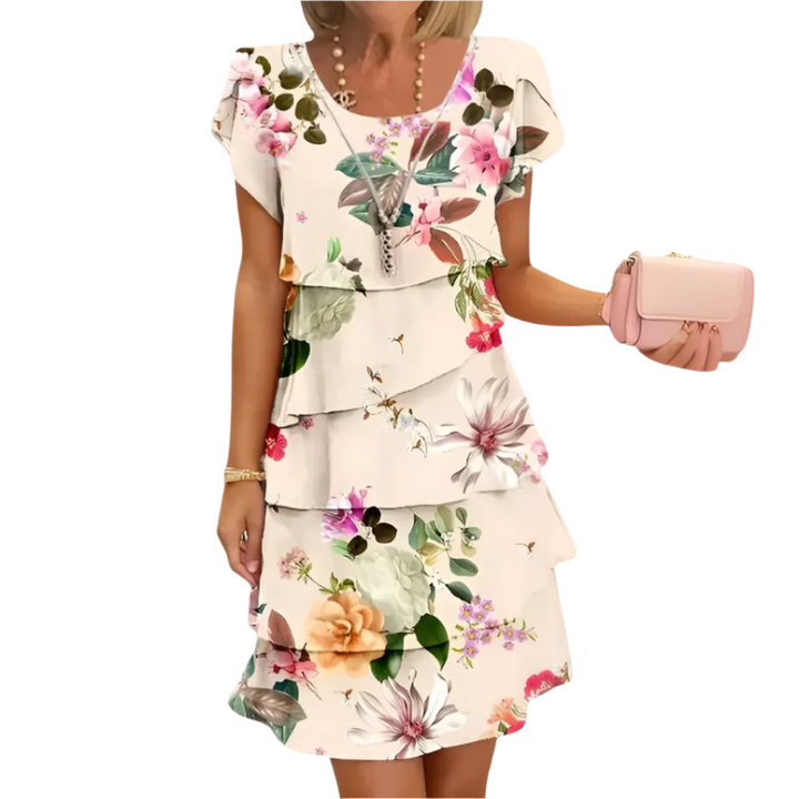 Somrig maxiklänning med levande blommönster, idealisk festklänning för varma dagar.
