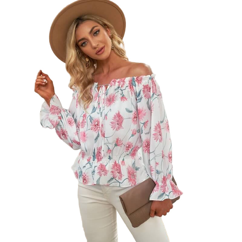 Elegant blommig off shoulder-blus för dam med volangärm. Perfekt sommartopp i chiffong för fest & vardag.