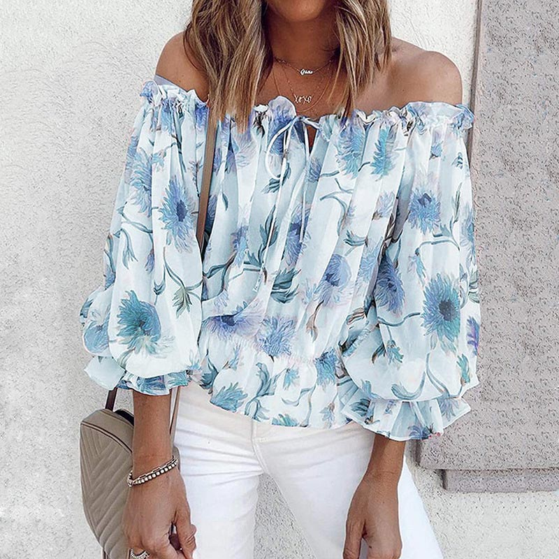 Blommig chiffongblus för dam med volangärm & off shoulder-design. Lätt & luftig sommartopp för stilmedvetna.
