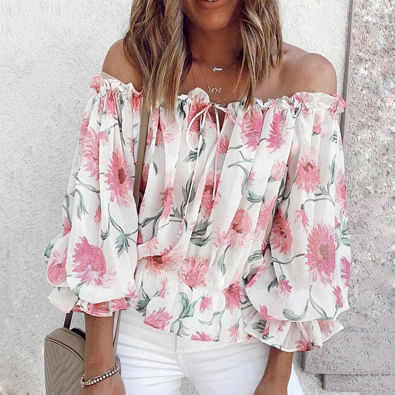 Dam off shoulder-blus med eleganta volangärmar & blommönster. En modern överdel i chiffong för alla tillfällen.