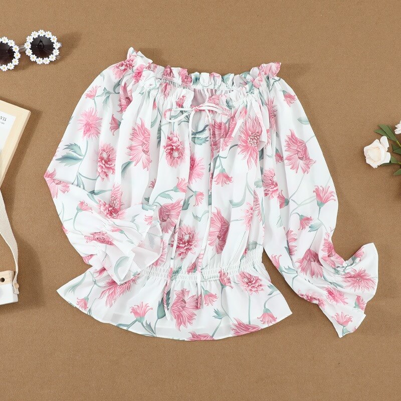 Somrig blommig damtopp med off shoulder-stil & volanger. En luftig chiffongblus idealisk för varmare dagar.
