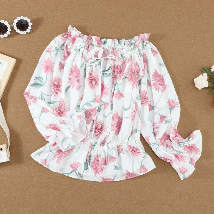 Somrig blommig damtopp med off shoulder-stil & volanger. En luftig chiffongblus idealisk för varmare dagar.