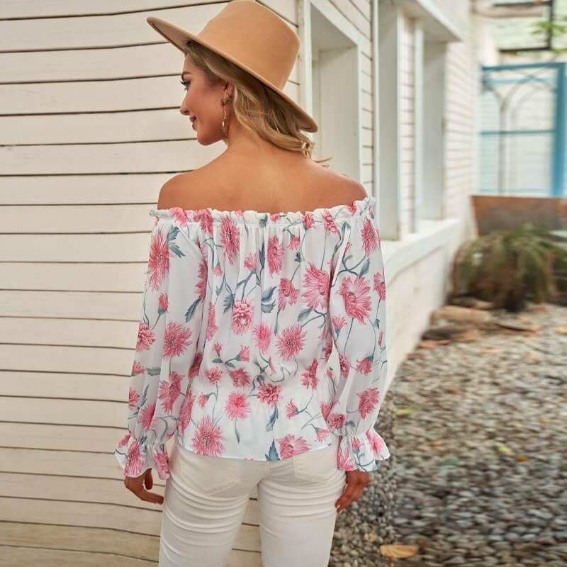 Vacker blommig volangblus för dam, designad som off shoulder. En elegant & trendig överdel för dammode.