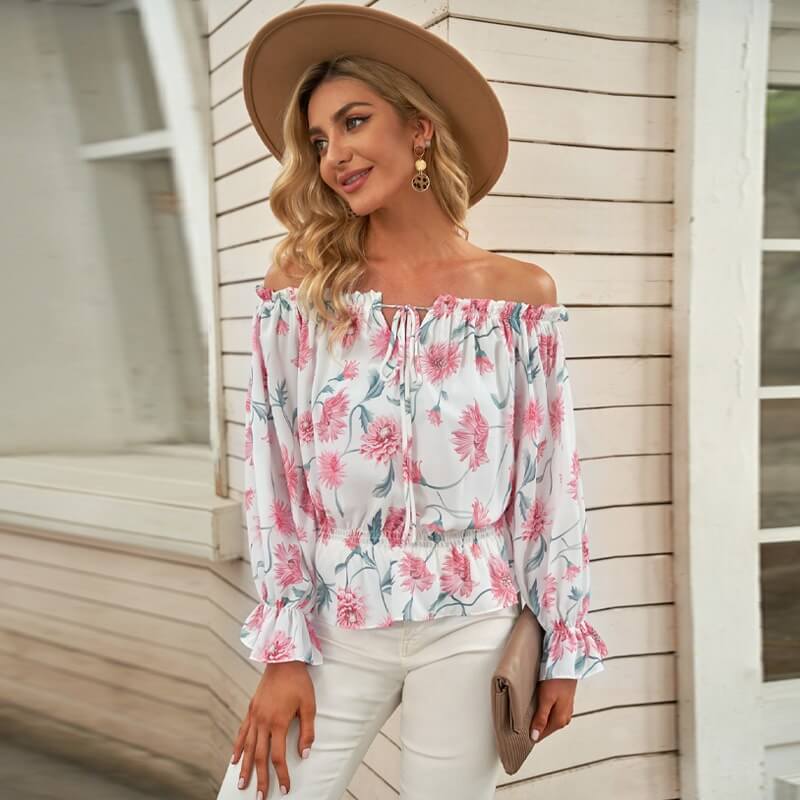 Stilren off shoulder-blus för dam i chiffong med blommönster. Med volangärmar för en chic & bekväm look.