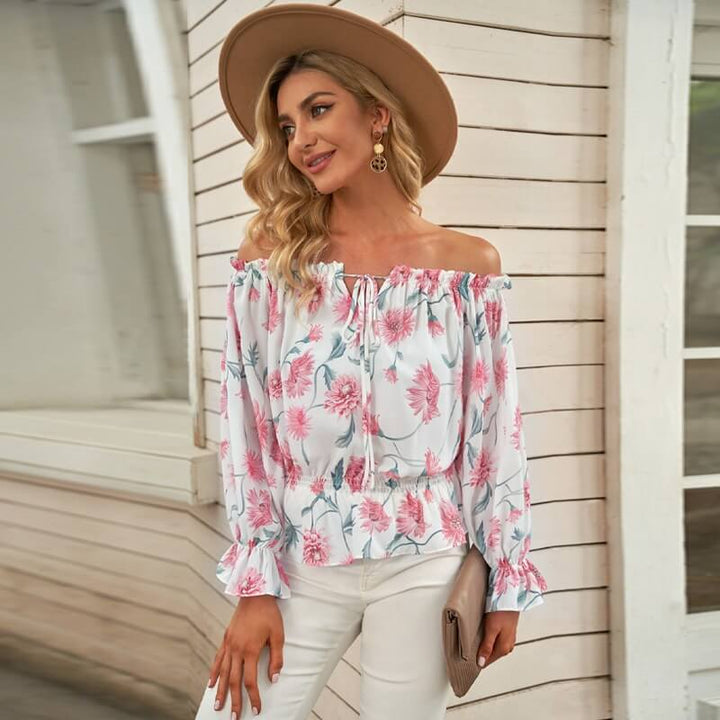 Stilren off shoulder-blus för dam i chiffong med blommönster. Med volangärmar för en chic & bekväm look.