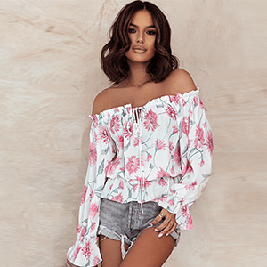 Modeinriktad off shoulder-blus för dam med blommor & volanger. Perfekt elegant topp för en trendig stil.