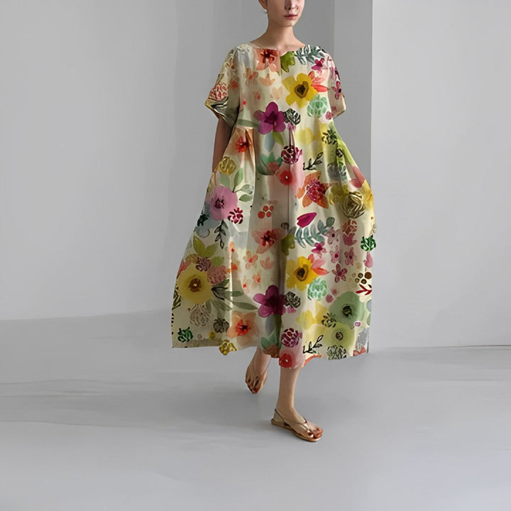 Närbild av elegant, mönstrad blommönster på damernas sommarklänning. Bekväm och stilren kvinnokläder.